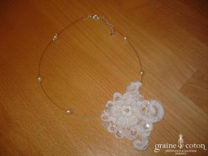 Au fil perlé - Tour du cou (collier) Suzy avec dentelle et perles