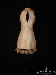 Tara Deva - Robe courte en soie sauvage ivoire avec plumes (encolure américaine)