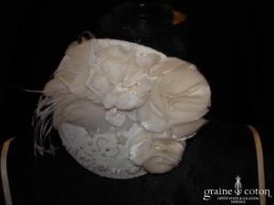 Johanna Braitbart (Franck & Fils) - Bibi ivoire avec plumes et fleur en organza