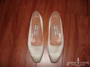Monique Germain - Escarpins (chaussures) en soie ivoire