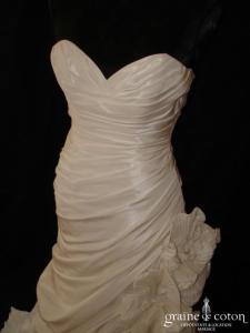Robe sirène drapée en taffetas plissé ivoire