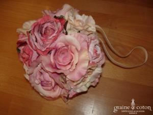 Bouquet rond de roses à porter au poignet ou à suspendre
