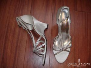 Ilona Rose - Sandales compensées (chaussures) en satin ivoire MC023
