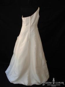NYLS Création - Robe en taffetas drapé ivoire avec bretelle asymétrique