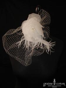 Voilette avec fleur ivoire en tissu montée sur peigne (plumes perles)