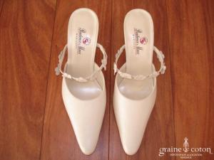 Prudence Macé pour Pronuptia  - Mules (chaussures) en cuir ivoire avec fleurs