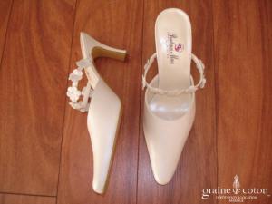 Prudence Macé pour Pronuptia  - Mules (chaussures) en cuir ivoire avec fleurs