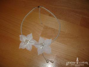 Au fil perlé - Tour du cou (collier) en perles ivoires et fleurs en tissu