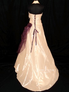 Aurye Mariage - Féline en taffetas ivoire et violet (bretelle tour de cou drapé organza)