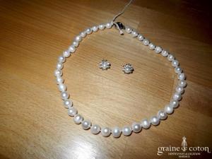 Parure (collier et boucles d'oreilles) en perles naturelles
