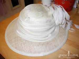 Folie douce - Chapeau en sisal ivoire et organza de soie (plumes)