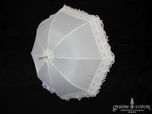Parapluie blanc avec bordure en dentelle