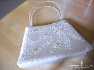 Pochette / sac en satin ivoire avec perles