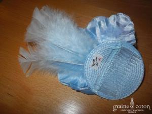Alexia - Bibi bleu ciel avec grosse fleur en tissu et plumes