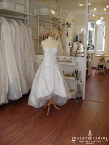 Robe de mariée courte devant et longue derrière (taffetas dentelle)