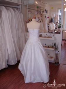 Robe de mariée courte devant et longue derrière (taffetas dentelle)