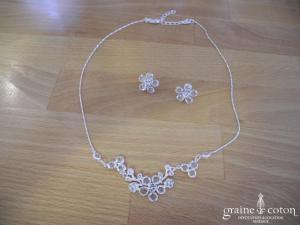 Bianco Event - Parure (collier et boucles d'oreilles) fleurs en perles transparentes