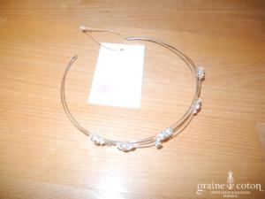 Bianco Evento - Diadème fin / headband en fil argenté et fleurs en perles transparentes (30)