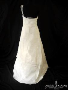 Rembo Styling - Robe en taffetas et bandes d'organza ivoire clair avec bretelle asymétrique