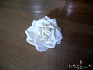 Olivier Laudus - Pince / broche rose blanche en tissu