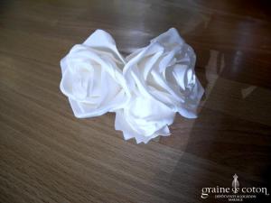 Olivier Laudus - Pince / broche deux roses blanches en tissu