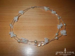 Tour de cou (collier) en perles ivoires et tulle