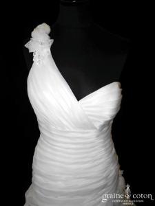 Elianna Moore - Robe asymétrique en organza drapé ivoire (bretelle drapé taille basse V)