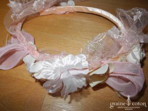 Elsa Gary - Serre tête rose avec fleurs en tissu et dentelle