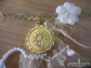 Elsa Gary - Tour de cou (collier) ou en dentelle dorée perlée avec médaillon