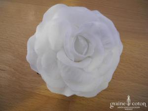 Rose (fleur) blanche montée sur pic à cheveux