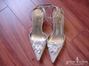 Carla Selvone - Chaussures ivoire avec fleur
