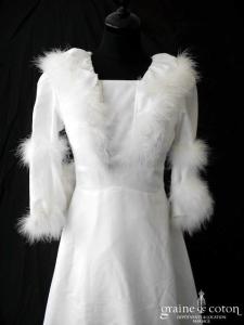 Création vintage - Robe blanche à manches longues en crêpe ornée de fourrure