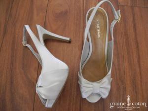 Cosmo Paris - Sandales (chaussures) en satin ivoire avec noeud