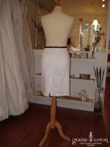 Jad - Jupe blanche et ruban noir (non stocké en boutique, essayage sur demande)