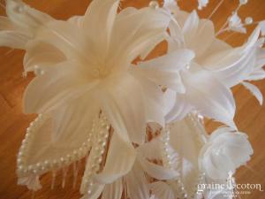 Peigne à cheveux avec fleurs en tissu et perles