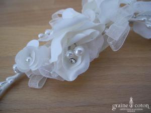 Peigne à cheveux avec fleurs en tissu, perles et strass ivoire