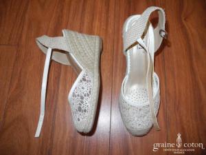 CM Paris - Escarpins (chaussures) compensés en dentelle ivoire