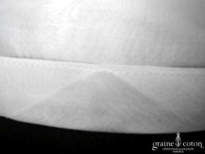 Cymbeline - Étole en organza de soie ivoire bordé d'un large biais