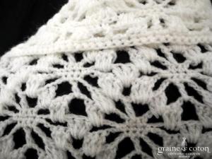 Création - Châle tricoté main en laine ivoire