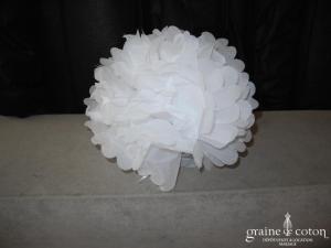 Fleur blanche à déplier en papier façon pompom