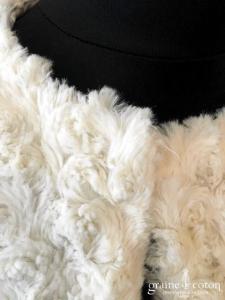 H&M - Boléro / manteau en fausse fourrure façon petites roses ivoire
