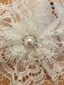 Bianco Evento - Coiffe pince fleur avec voilette perles et dentelle ivoire (114)