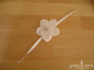Au fil perlé - Bracelet fleur et ruban de satin blanc