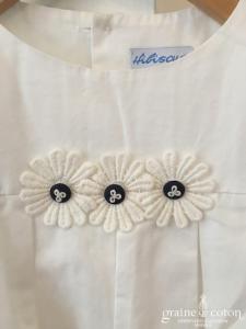 Hibiscus - Robe demoiselle d'honneur petite fille à manches ballon blanche et fleurs en coton boutons bleus marine