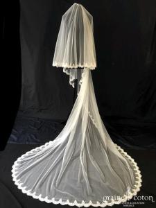 Création - Voile long de 3 mètres en tulle fluide ivoire clair bordé de dentelle