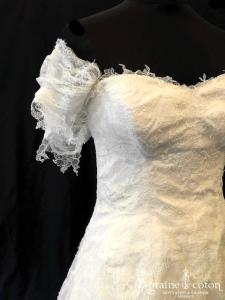 Création - Robe en dentelle de Chantilly ivoire clair (laçage fluide manches bretelles bustier coeur)