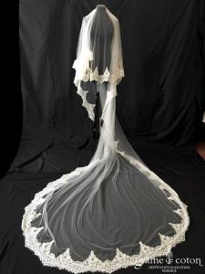 Blanc Couture - Voile long de 3 mètres en tulle ivoire fluide bordé de dentelle