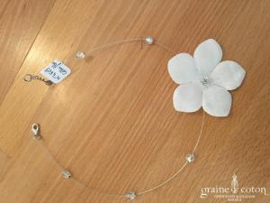 Création - Collier tour du cou 1 rang avec fleur et perles transparentes