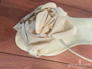 Mugani - Sandales (chaussures) en satin ivoires ouvertes avec fleur en tissu café