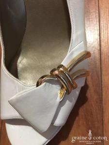 Lazio - Escarpins (chaussures) blancs ouvertes aves noeud et boucle dorée